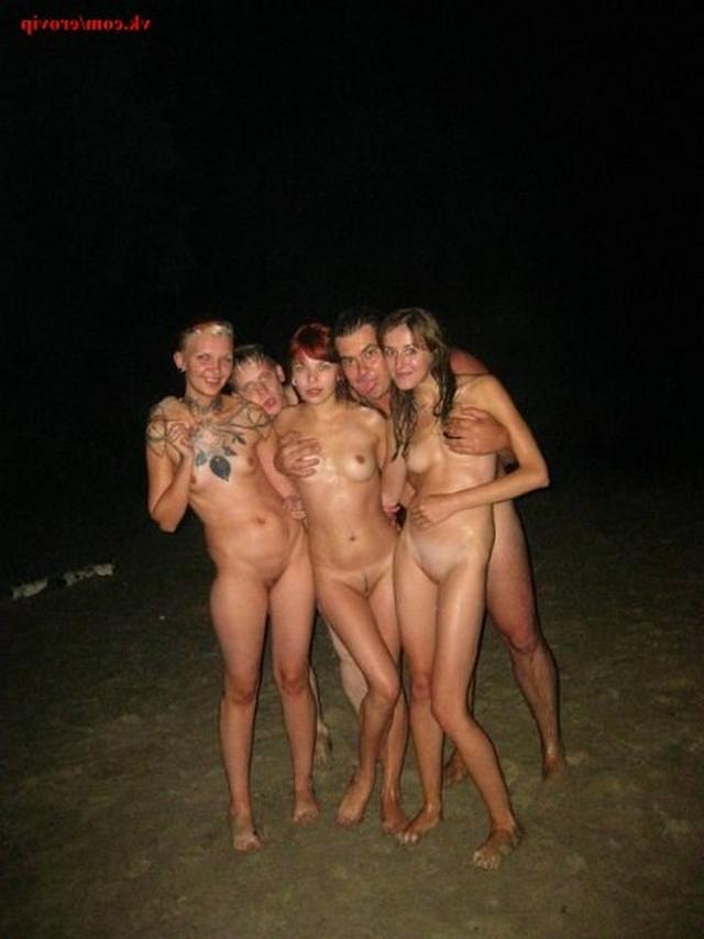 Slender nudists bathing naked on the beach 15 photo