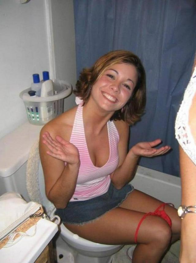 Teen sluts pee sitting on the toilet 13 photo