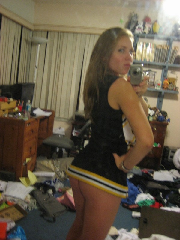 Young cheerleader Elis with tender pussy takes themselves on camera 5 photo