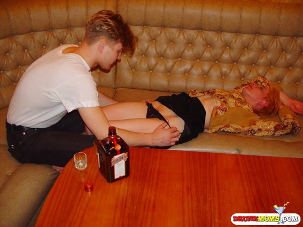 Drunk mature slut don't mind against sex with young man 7 photo