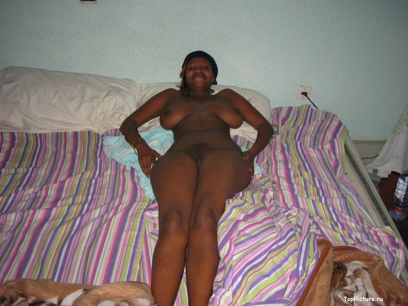 Plump black woman shows her pink pussy 16 photo
