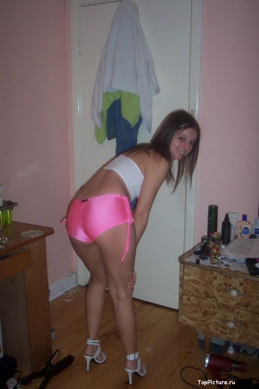 Excellent girlfriend with nice ass in short shorts 8 photo