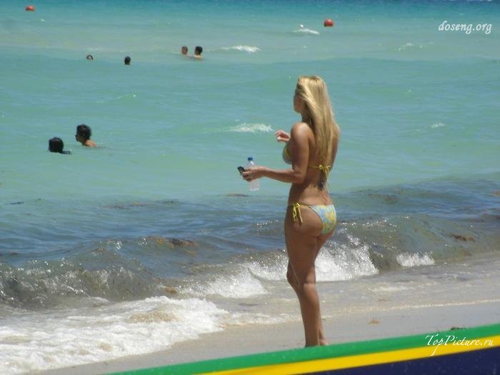 Hot chicks sunbathing topless on public beaches 7 photo