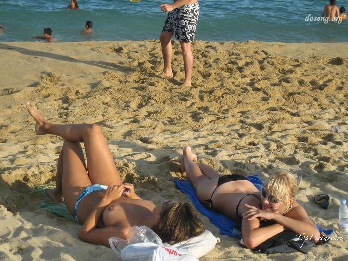 Hot chicks sunbathing topless on public beaches 10 photo