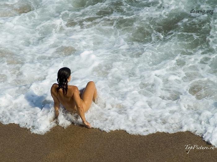 Hot chicks sunbathing topless on public beaches 9 photo