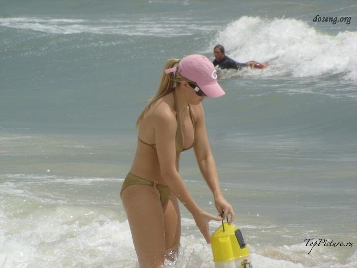 Hot chicks sunbathing topless on public beaches 8 photo