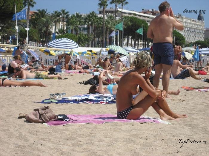 Hot chicks sunbathing topless on public beaches 11 photo