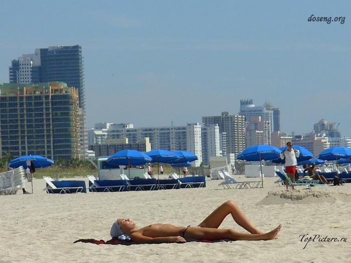 Hot chicks sunbathing topless on public beaches 14 photo