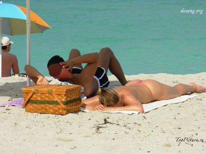 Hot chicks sunbathing topless on public beaches 12 photo