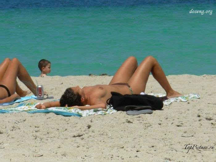 Hot chicks sunbathing topless on public beaches 13 photo