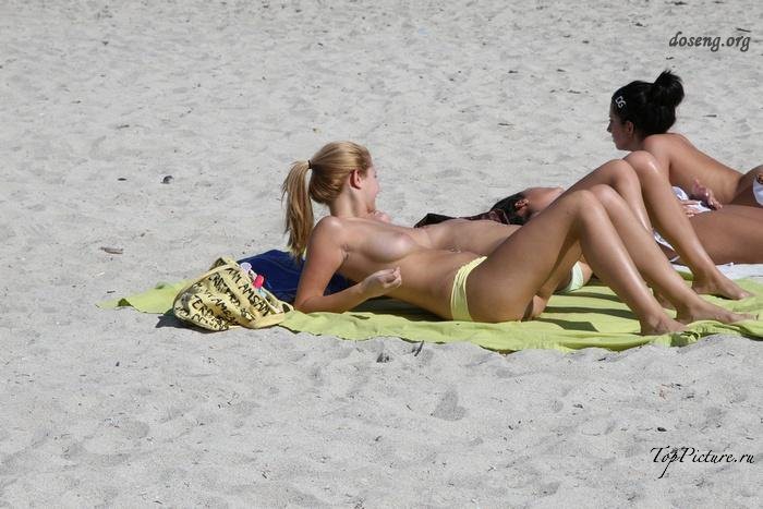 Hot chicks sunbathing topless on public beaches 17 photo