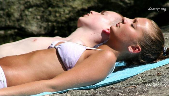 Hot chicks sunbathing topless on public beaches 18 photo