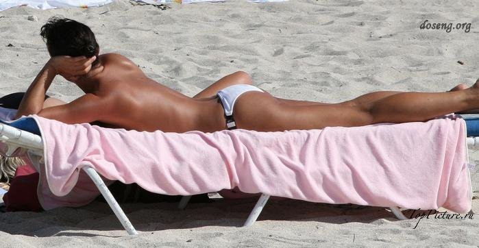 Hot chicks sunbathing topless on public beaches 22 photo