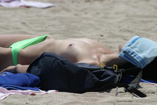 Girls sunbathing and swimming topless on the beach 27 photo